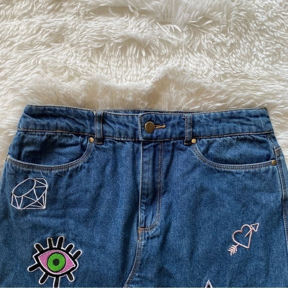 Embroidered patch denim mini skirt - Picture 5 of 12